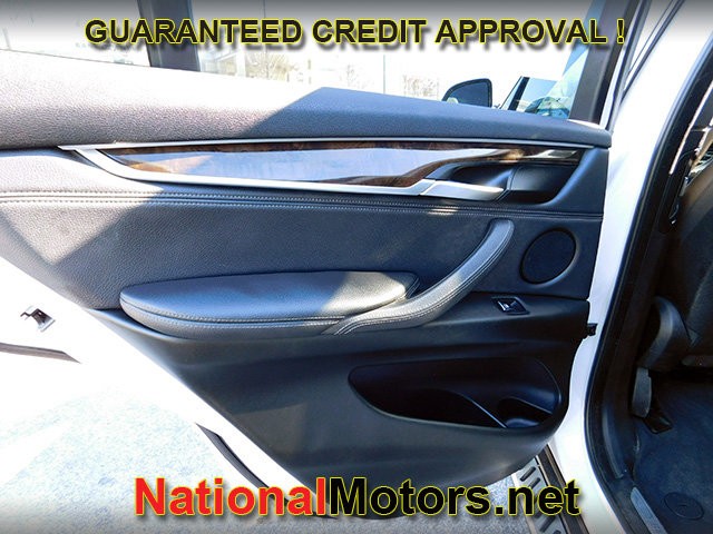 BMW X5 Vehicle Full-screen Gallery Image 10