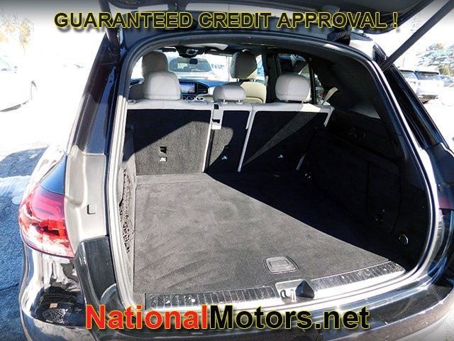 Mercedes-Benz GLE Vehicle Full-screen Gallery Image 07