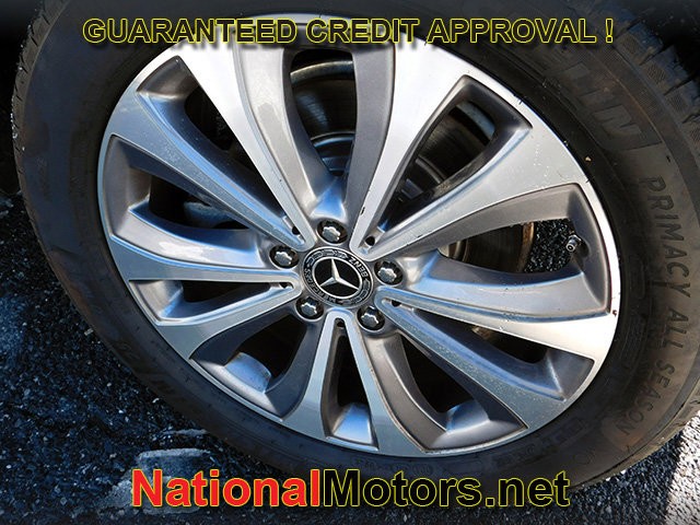 Mercedes-Benz GLE Vehicle Full-screen Gallery Image 09