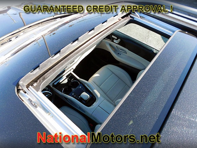 Mercedes-Benz GLE Vehicle Full-screen Gallery Image 10