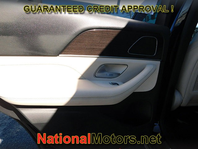 Mercedes-Benz GLE Vehicle Full-screen Gallery Image 11