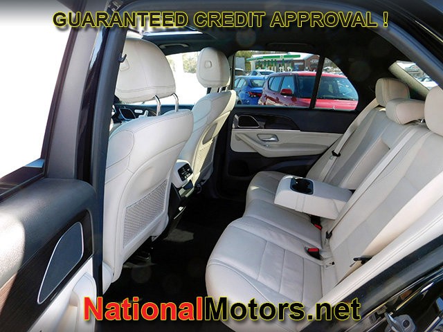 Mercedes-Benz GLE Vehicle Full-screen Gallery Image 12