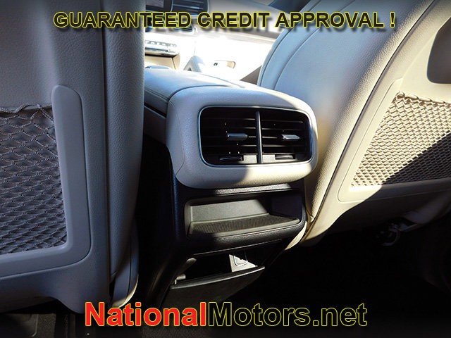 Mercedes-Benz GLE Vehicle Full-screen Gallery Image 13