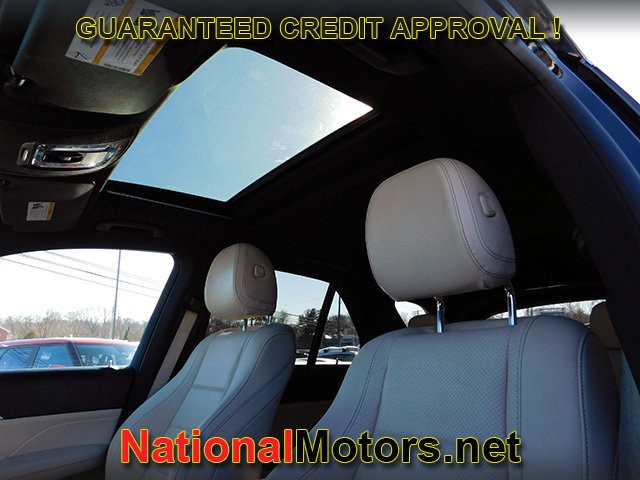 Mercedes-Benz GLE Vehicle Full-screen Gallery Image 17