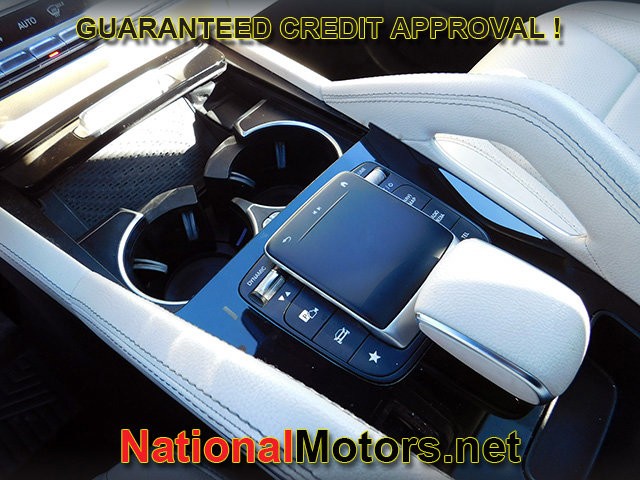 Mercedes-Benz GLE Vehicle Full-screen Gallery Image 20