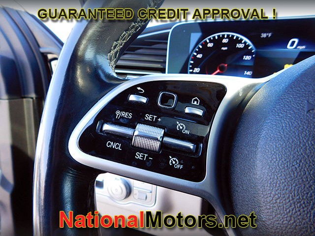 Mercedes-Benz GLE Vehicle Full-screen Gallery Image 22