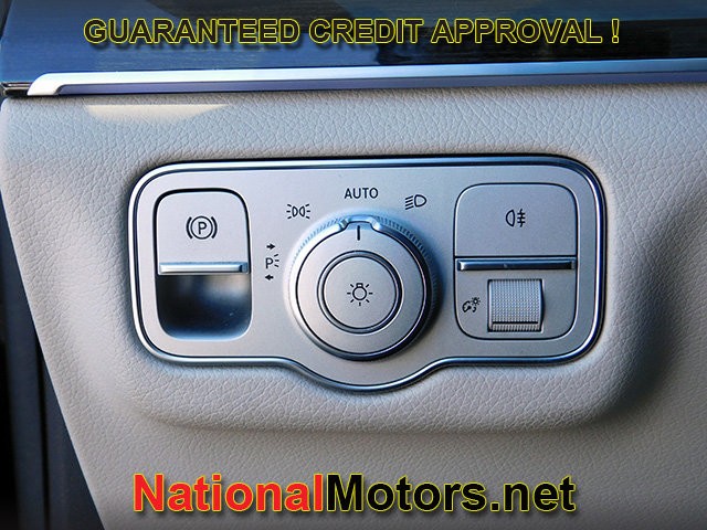 Mercedes-Benz GLE Vehicle Full-screen Gallery Image 24