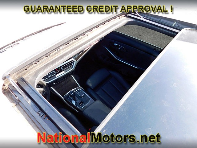 BMW 3 Series Vehicle Full-screen Gallery Image 06