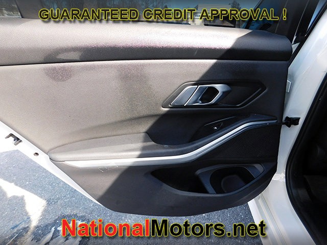 BMW 3 Series Vehicle Full-screen Gallery Image 07