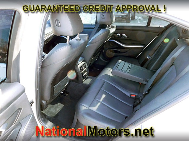 BMW 3 Series Vehicle Full-screen Gallery Image 08