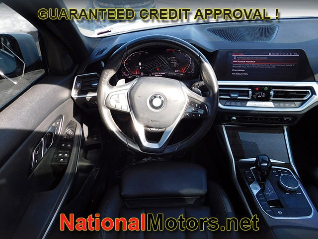 BMW 3 Series Vehicle Full-screen Gallery Image 10