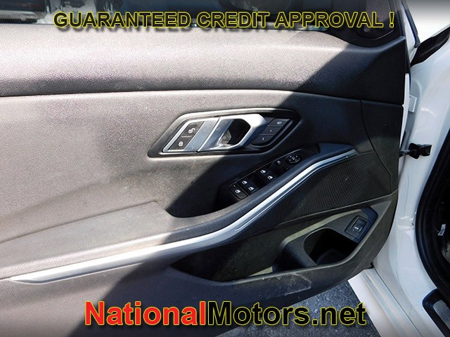 BMW 3 Series Vehicle Full-screen Gallery Image 11