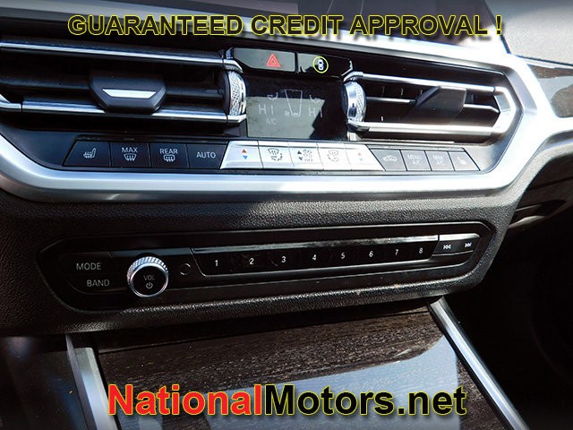 BMW 3 Series Vehicle Full-screen Gallery Image 16