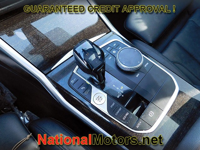 BMW 3 Series Vehicle Full-screen Gallery Image 17