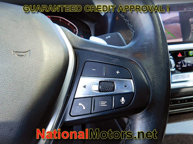 BMW 3 Series Vehicle Full-screen Gallery Image 18