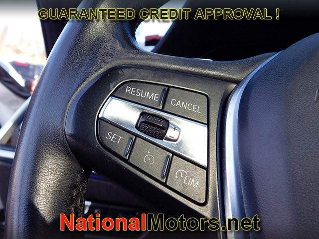 BMW 3 Series Vehicle Full-screen Gallery Image 19