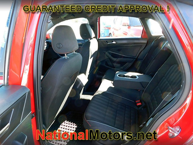 Volkswagen Jetta GLI Vehicle Full-screen Gallery Image 09