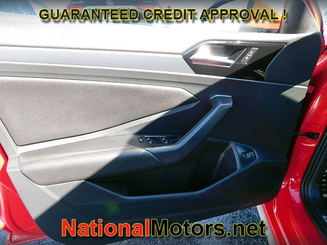 Volkswagen Jetta GLI Vehicle Full-screen Gallery Image 11