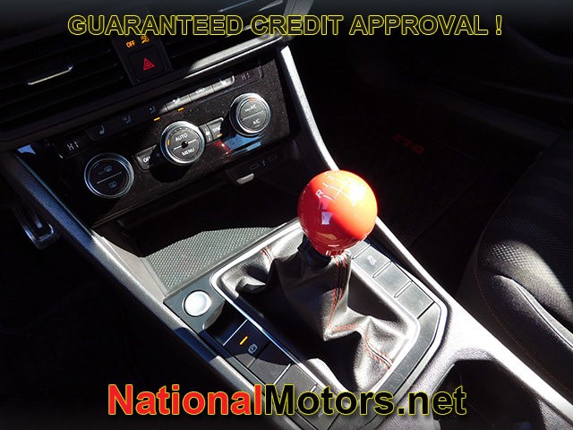 Volkswagen Jetta GLI Vehicle Full-screen Gallery Image 16