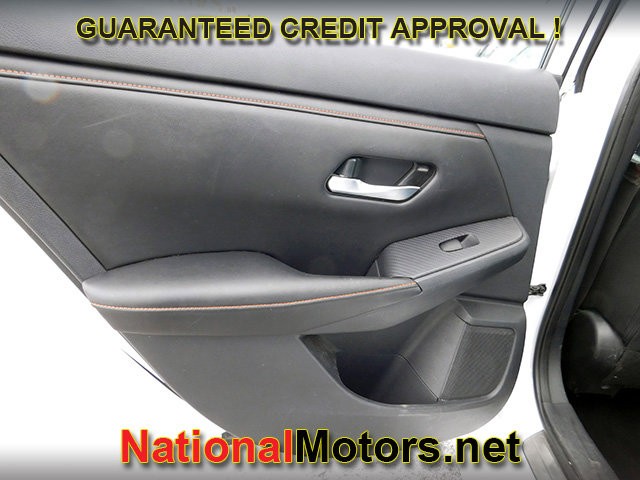 Nissan Sentra Vehicle Full-screen Gallery Image 07