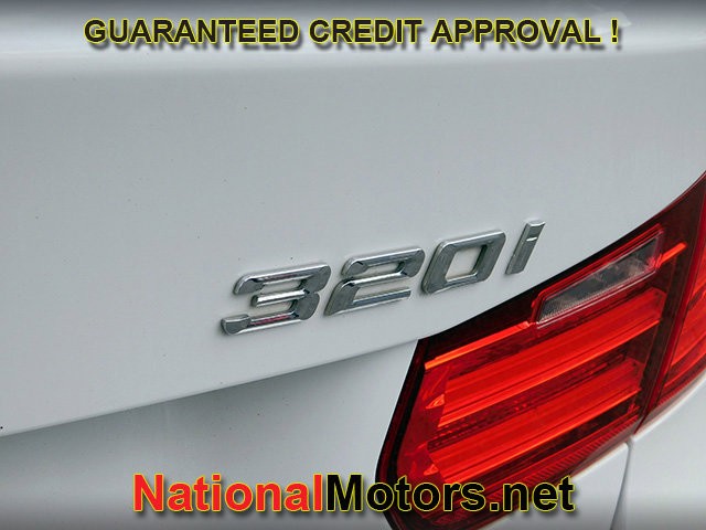 BMW 3 Series Vehicle Full-screen Gallery Image 06