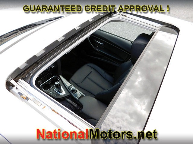 BMW 3 Series Vehicle Full-screen Gallery Image 08