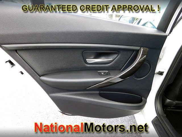 BMW 3 Series Vehicle Full-screen Gallery Image 09