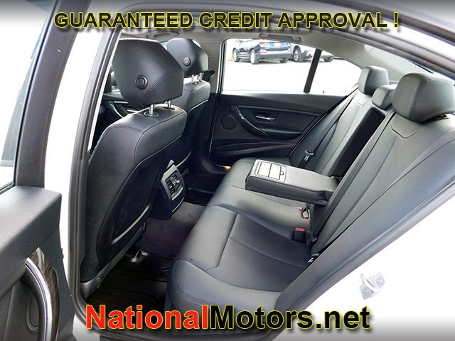 BMW 3 Series Vehicle Full-screen Gallery Image 10