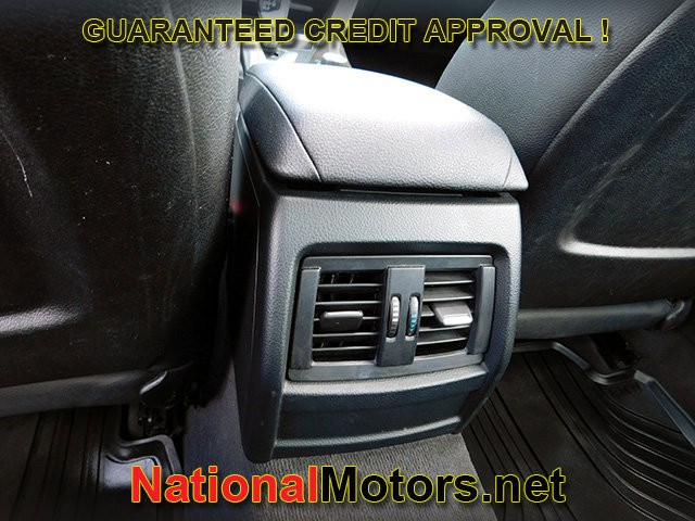 BMW 3 Series Vehicle Full-screen Gallery Image 11