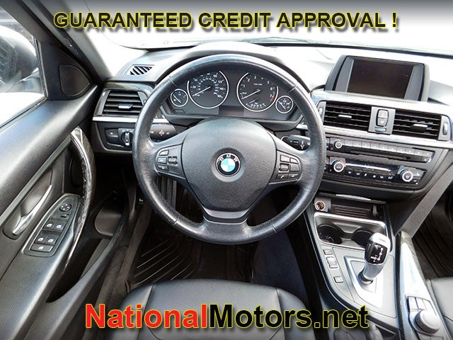 BMW 3 Series Vehicle Full-screen Gallery Image 12