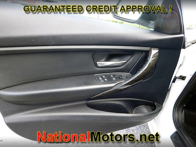 BMW 3 Series Vehicle Full-screen Gallery Image 13