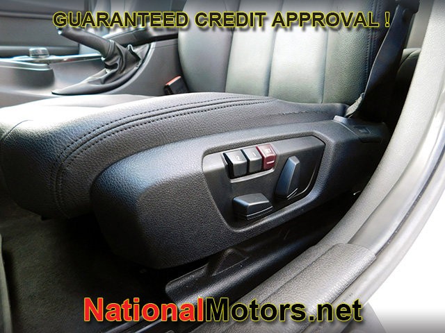 BMW 3 Series Vehicle Full-screen Gallery Image 14