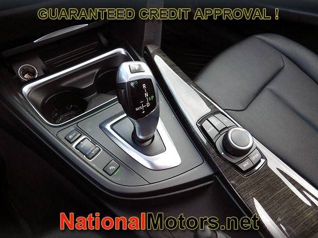 BMW 3 Series Vehicle Full-screen Gallery Image 20