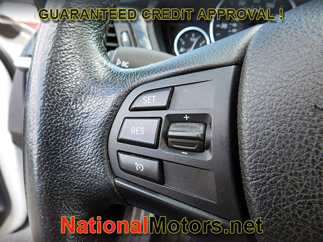 BMW 3 Series Vehicle Full-screen Gallery Image 23