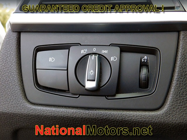 BMW 3 Series Vehicle Full-screen Gallery Image 24