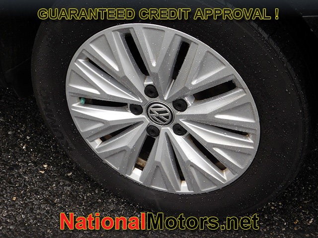 Volkswagen Jetta Vehicle Full-screen Gallery Image 08