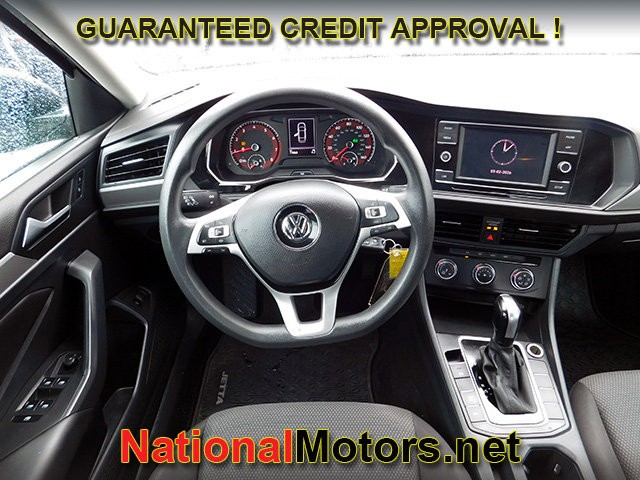 Volkswagen Jetta Vehicle Full-screen Gallery Image 11