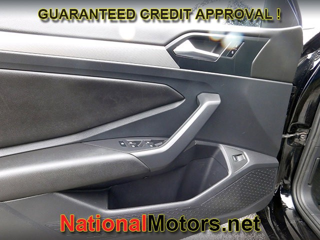 Volkswagen Jetta Vehicle Full-screen Gallery Image 12