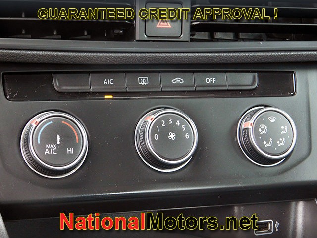 Volkswagen Jetta Vehicle Full-screen Gallery Image 17