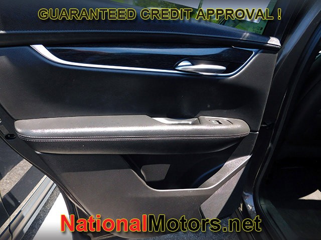 Cadillac XT5 Vehicle Full-screen Gallery Image 08