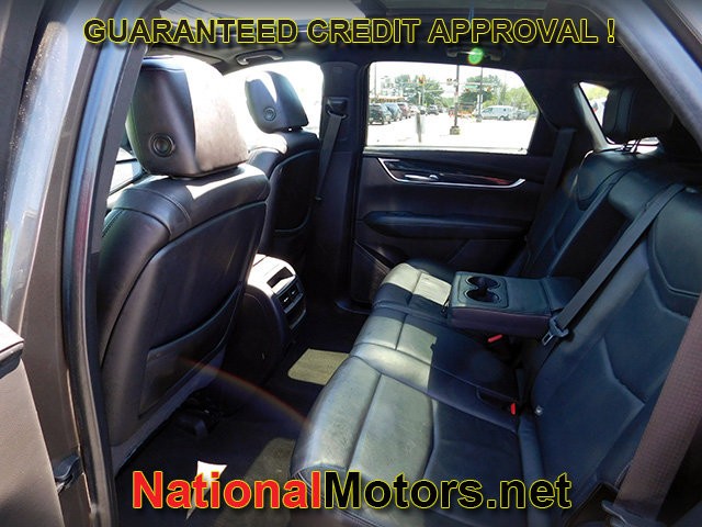 Cadillac XT5 Vehicle Full-screen Gallery Image 09