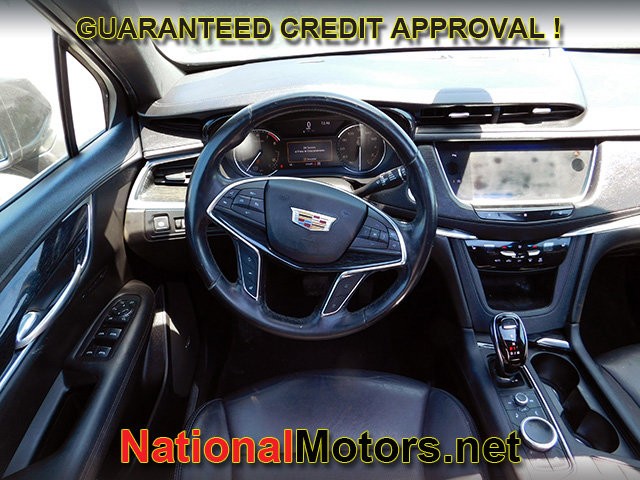 Cadillac XT5 Vehicle Full-screen Gallery Image 11