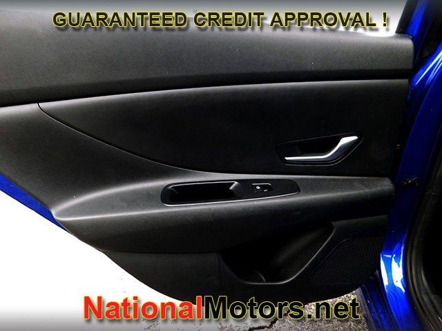 Hyundai Elantra Vehicle Full-screen Gallery Image 06