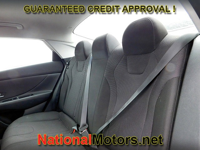 Hyundai Elantra Vehicle Full-screen Gallery Image 07