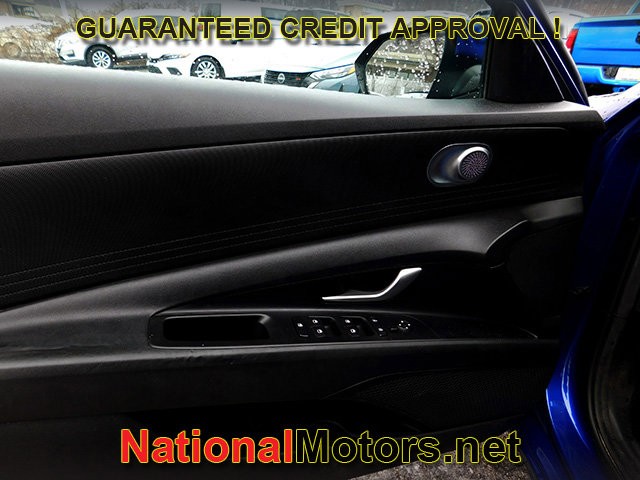 Hyundai Elantra Vehicle Full-screen Gallery Image 09