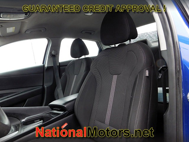 Hyundai Elantra Vehicle Full-screen Gallery Image 10