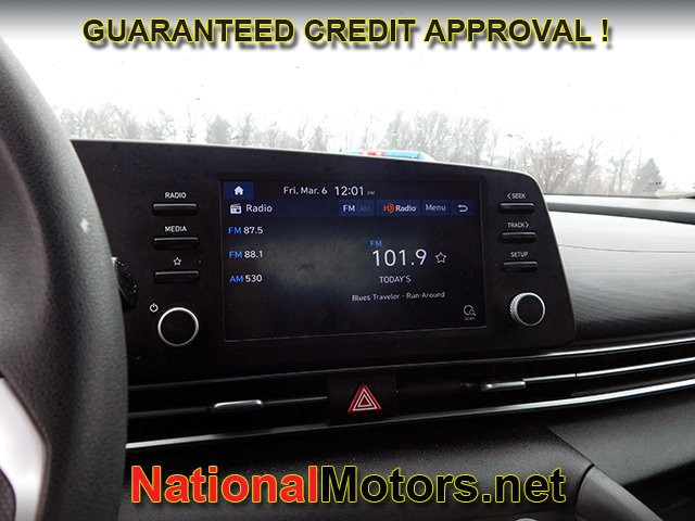 Hyundai Elantra Vehicle Full-screen Gallery Image 11