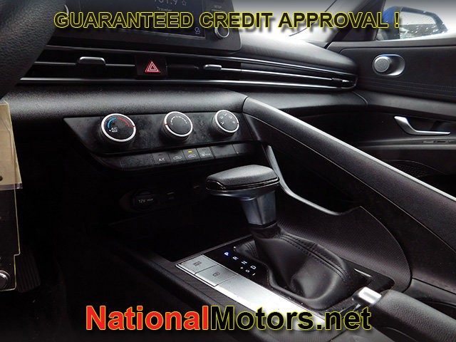 Hyundai Elantra Vehicle Full-screen Gallery Image 12