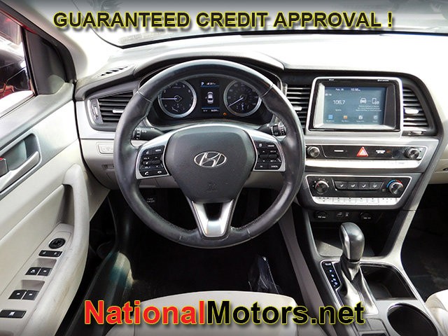 Hyundai Sonata Vehicle Full-screen Gallery Image 09