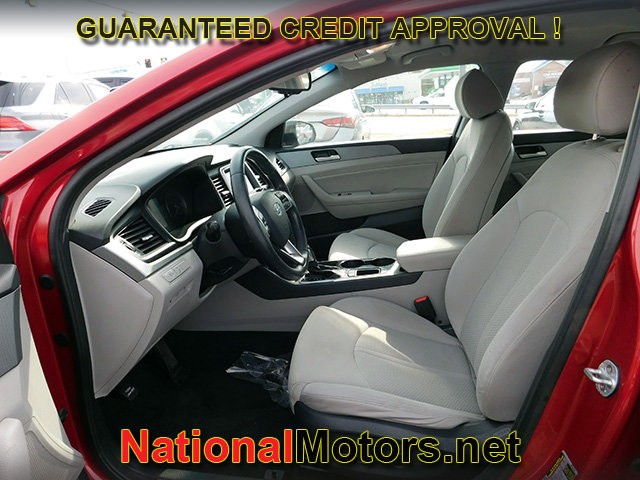 Hyundai Sonata Vehicle Full-screen Gallery Image 11